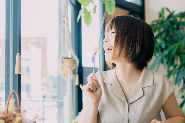 食事 女性