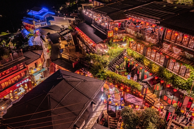 夜の九份の街並み。多くの赤提灯が灯るノスタルジーな木造建築の茶藝館。