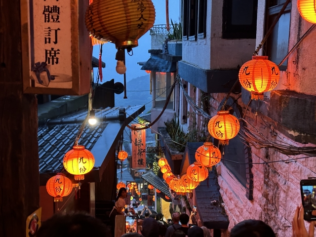 台湾観光のハイライト、九份の夜景。赤い提灯が連なるレトロな階段路を歩く観光ツアーの風景。