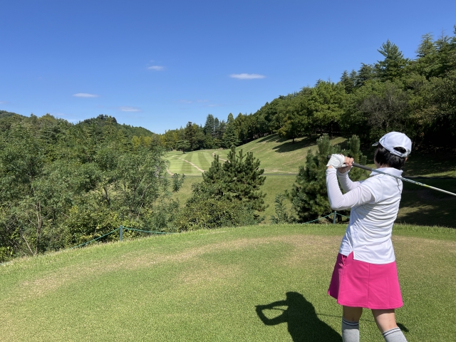 台湾ゴルフ旅行で楽しむレディースゴルフ。緑豊かな丘陵コースでのティーショット。