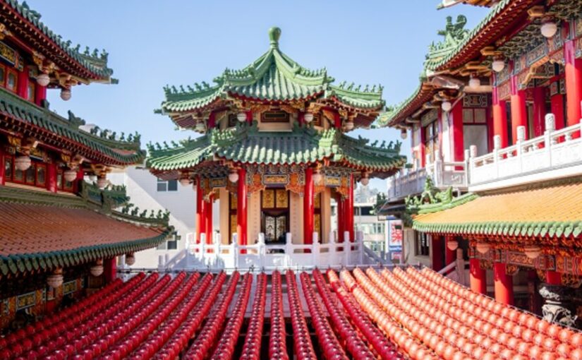 台湾観光で人気の高雄・三鳳宮。SNS映えする赤いランタンが埋め尽くす幻想的な寺院の風景。