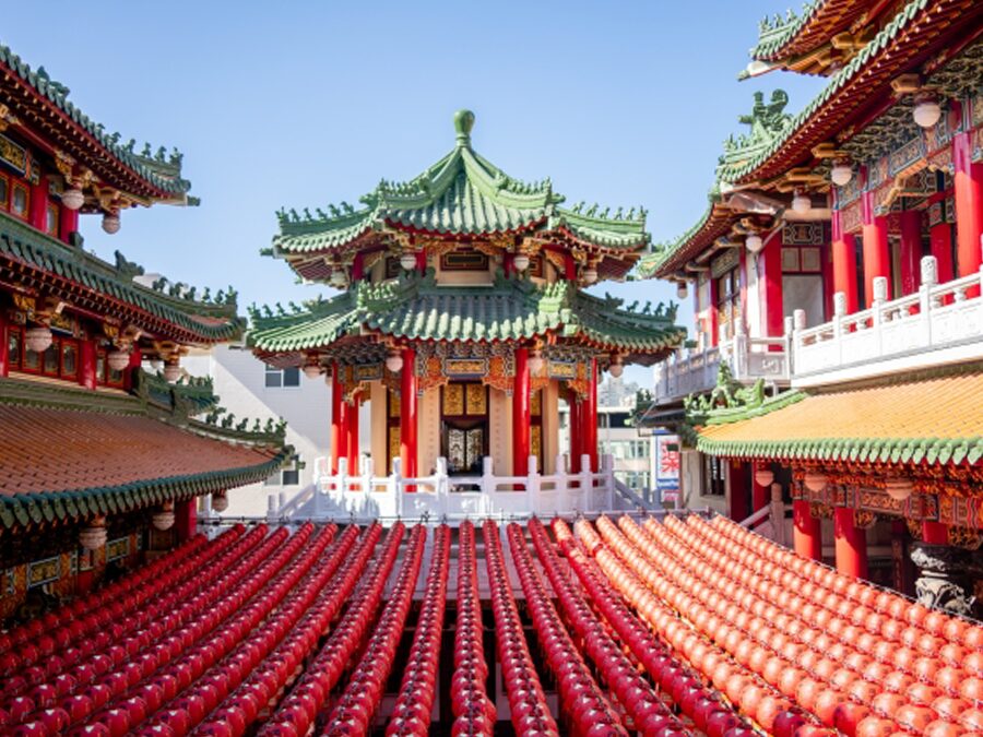 台湾観光で人気の高雄・三鳳宮。SNS映えする赤いランタンが埋め尽くす幻想的な寺院の風景。