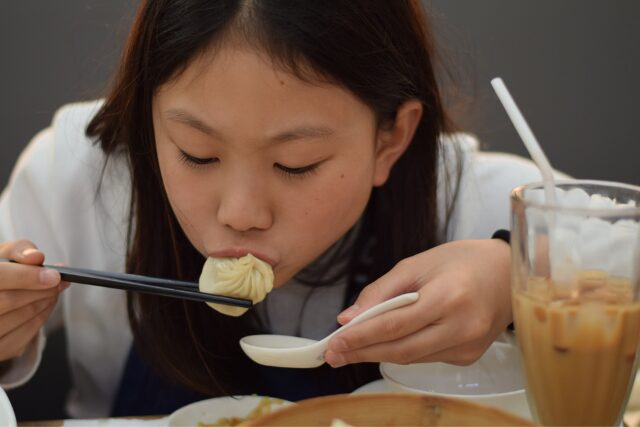 小籠包 食べる 人