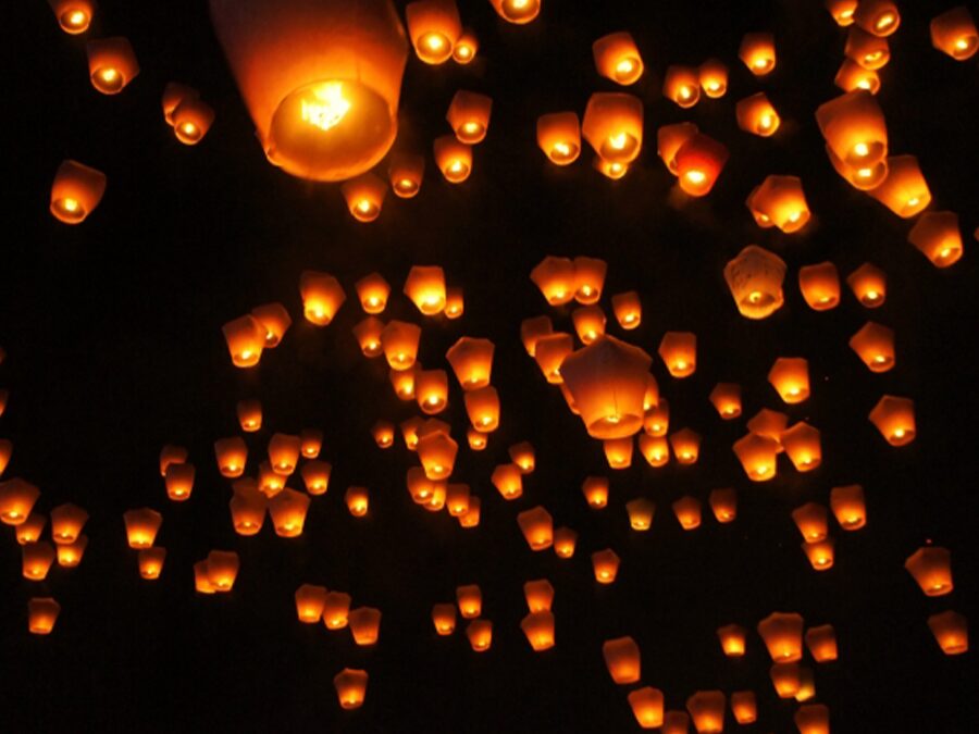 台湾ランタンとばしで有名な平渓天燈祭の様子。夜空を埋め尽くす温かな光のランタン。