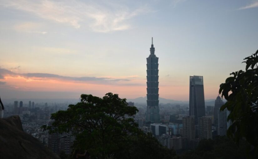台湾観光で外せない絶景スポット、夕焼けに染まる台北101と高層ビル群の街並み。