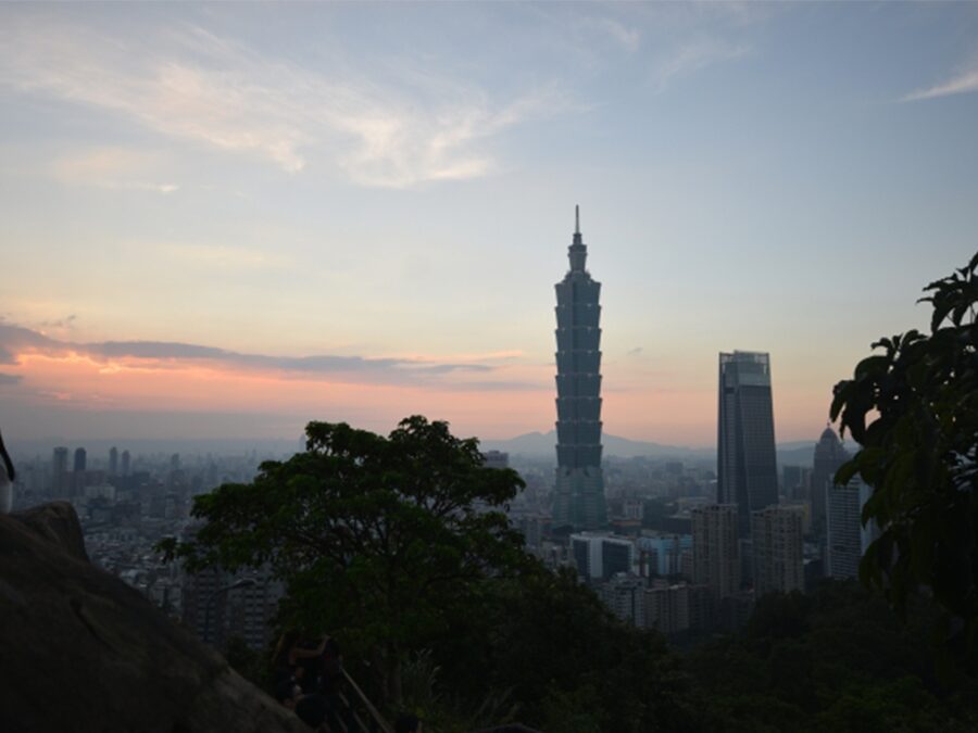 台湾観光で外せない絶景スポット、夕焼けに染まる台北101と高層ビル群の街並み。