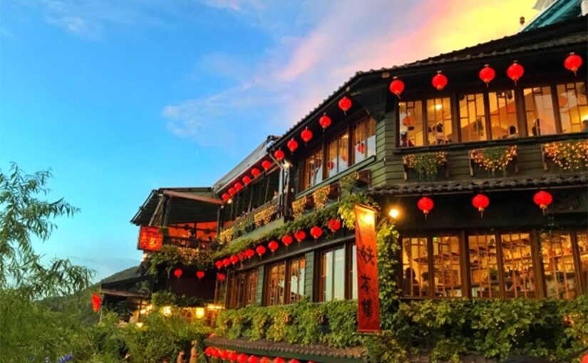 台北発の九份ツアーで人気の絶景スポット。赤提灯が幻想的に輝く夜の阿妹茶樓周辺。