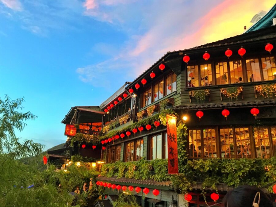 台北発の九份ツアーで人気の絶景スポット。赤提灯が幻想的に輝く夜の阿妹茶樓周辺。