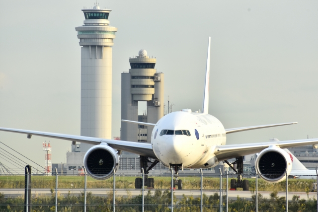 羽田空港 管制塔とジャンボジェット機