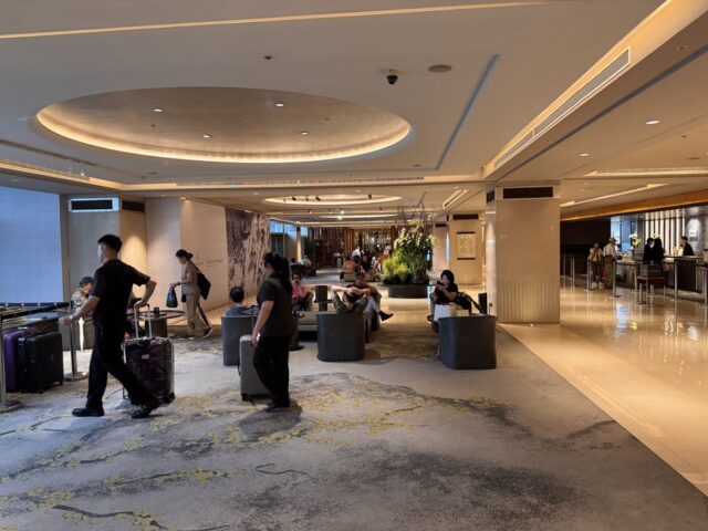 集合場所のホテルのロビー