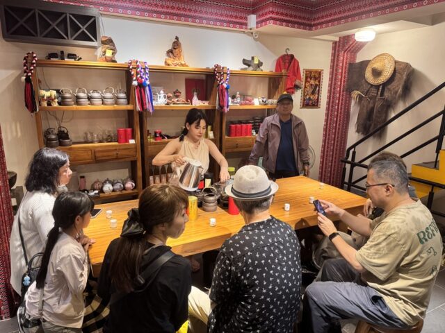 台湾茶のテーブルを囲み茶芸を楽しむ人々の様子