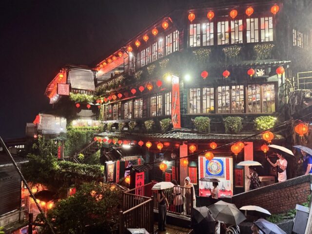 夜の九份で提灯が灯る阿妹茶樓周辺