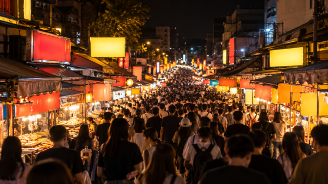 夜のピーク時に多くの人でにぎわう台湾の夜市の通り