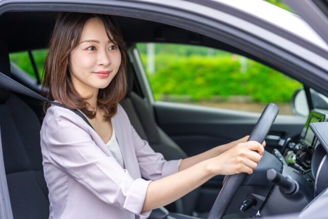 台湾 レンタカー 運転する女性