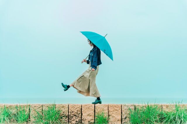 雨　女性　傘