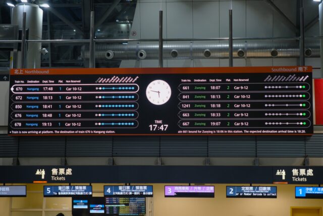 台湾　電車　発車案内板