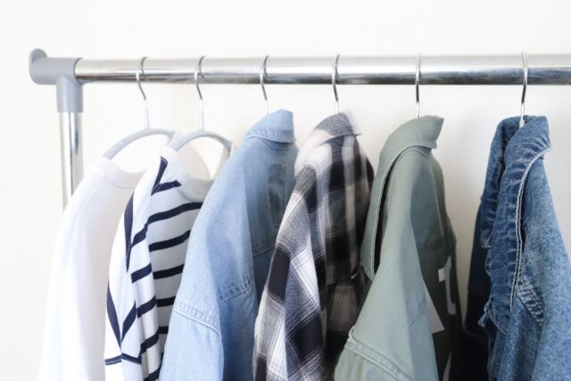 羽織り　ハンガーに掛けられた服