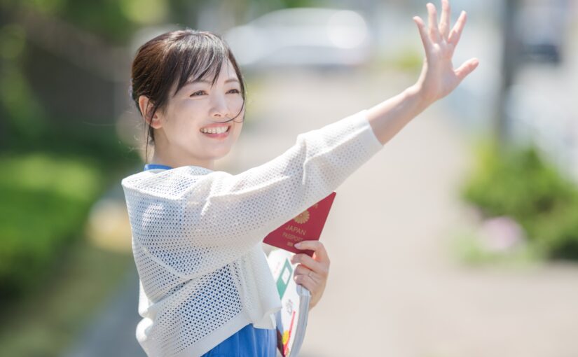 手を挙げて合図する女性