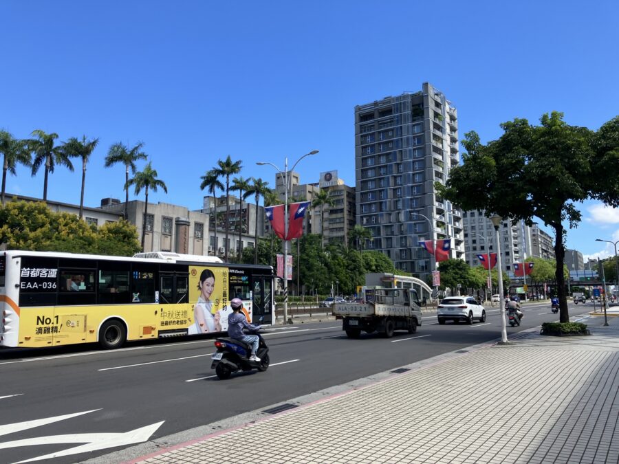 台湾　道路　車　バス　バイク