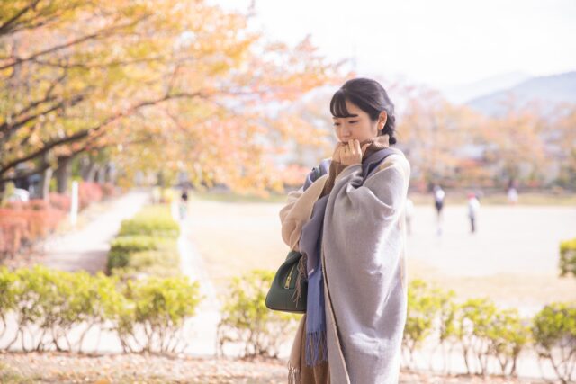 寒そうにしている女性