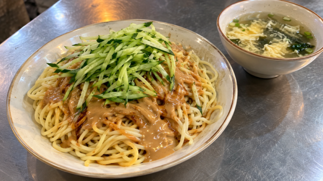 ごまだれをかけた台湾の冷やし麺（涼麺）のイメージ
